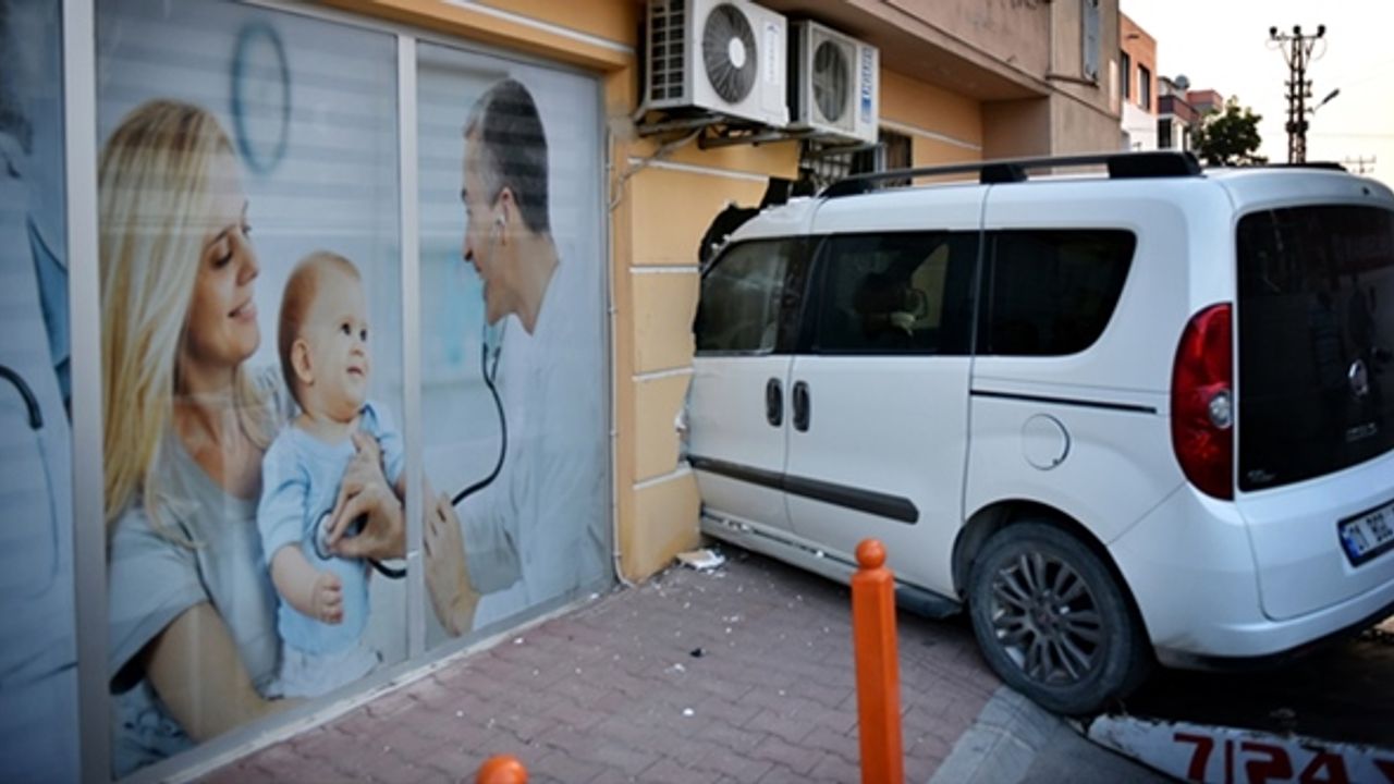 Mersin’de acemi sürücü otomobille sağlık ocağına girdi