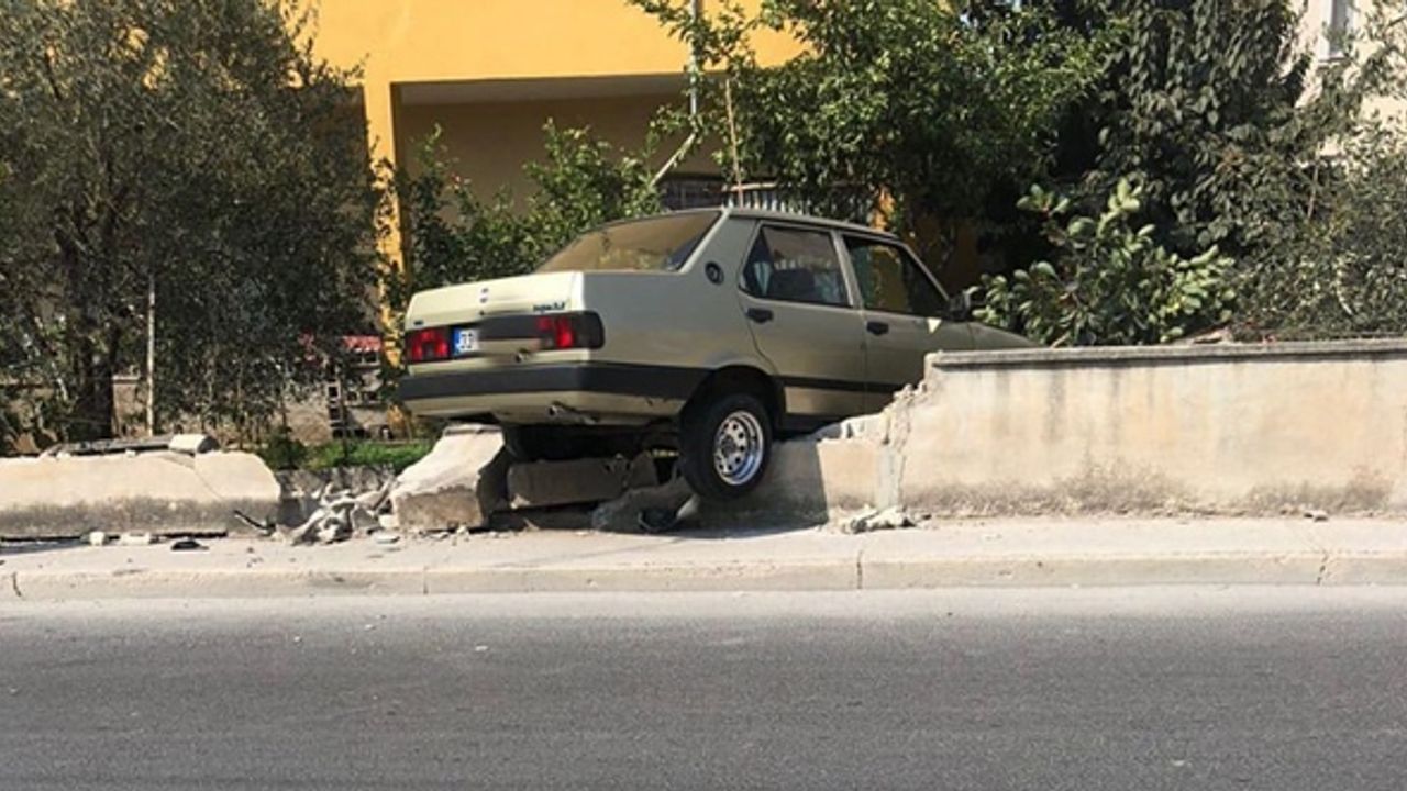 Tarsus’ta genç sürücünün kullandığı otomobil bahçe duvarını yıktı