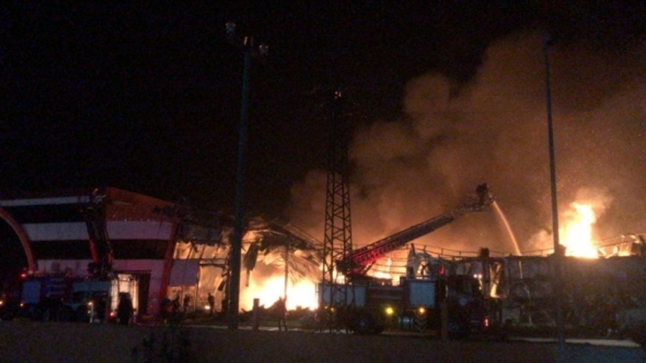 Mersin’de narenciye fabrikasında çıkan yangın söndürülmeye çalışılıyor