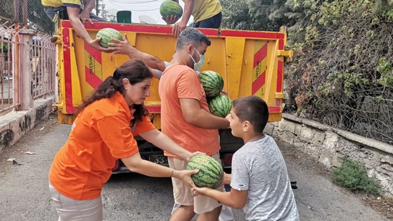 Tarsus Belediyesi 6 Ton Karpuzu Halka Ücretsiz Dağıttı