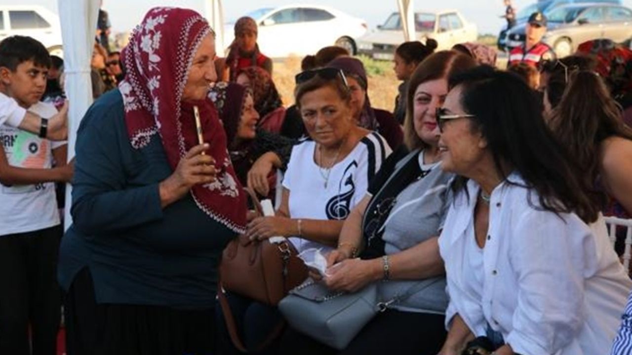 Tarsus'a gelen Türkan Şoray, kadın hayranının 'Fatma Girik öldü, sen ölme' demesi üzerine neye uğradığını şaşırdı