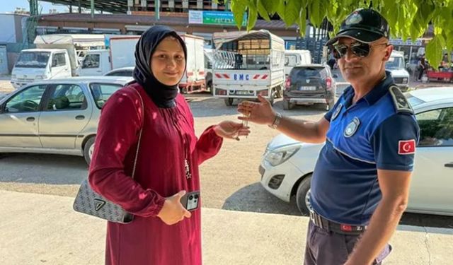 Tarsus'ta semt pazarında bulunan ziynet eşyası sahibine ulaştırıldı