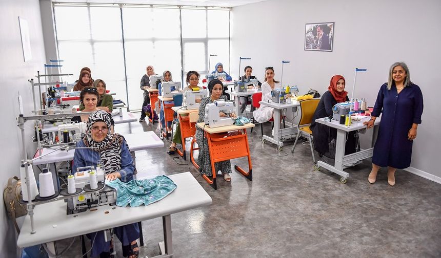 Yenişehir MERCEK'te Dikiş Kursu: Kadınlar Hem El Becerisi Kazanıyor Hem de Sosyalleşiyor