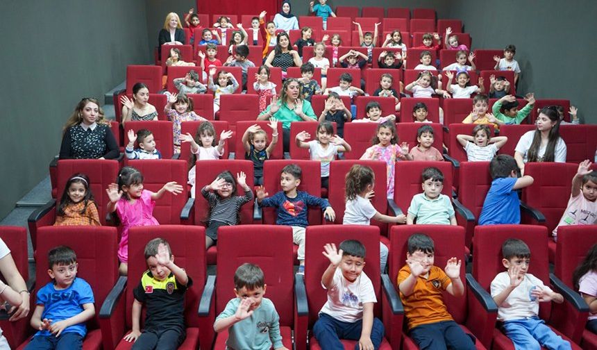 Tarsus’ta Minikler Tiyatro İle Buluşuyor