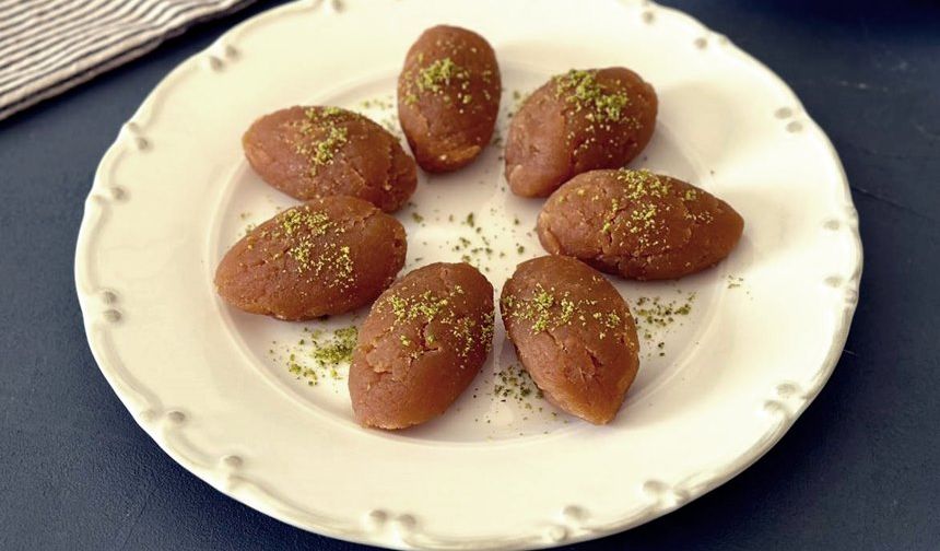 Hafif Yanık Şeker Aromasıyla: Karamelli Helva Tarifi