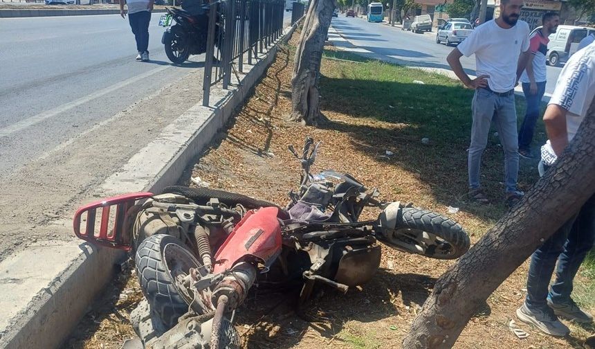 Tarsus'ta minibüsle motosiklet çarpıştı: 1 ölü, 2 yaralı
